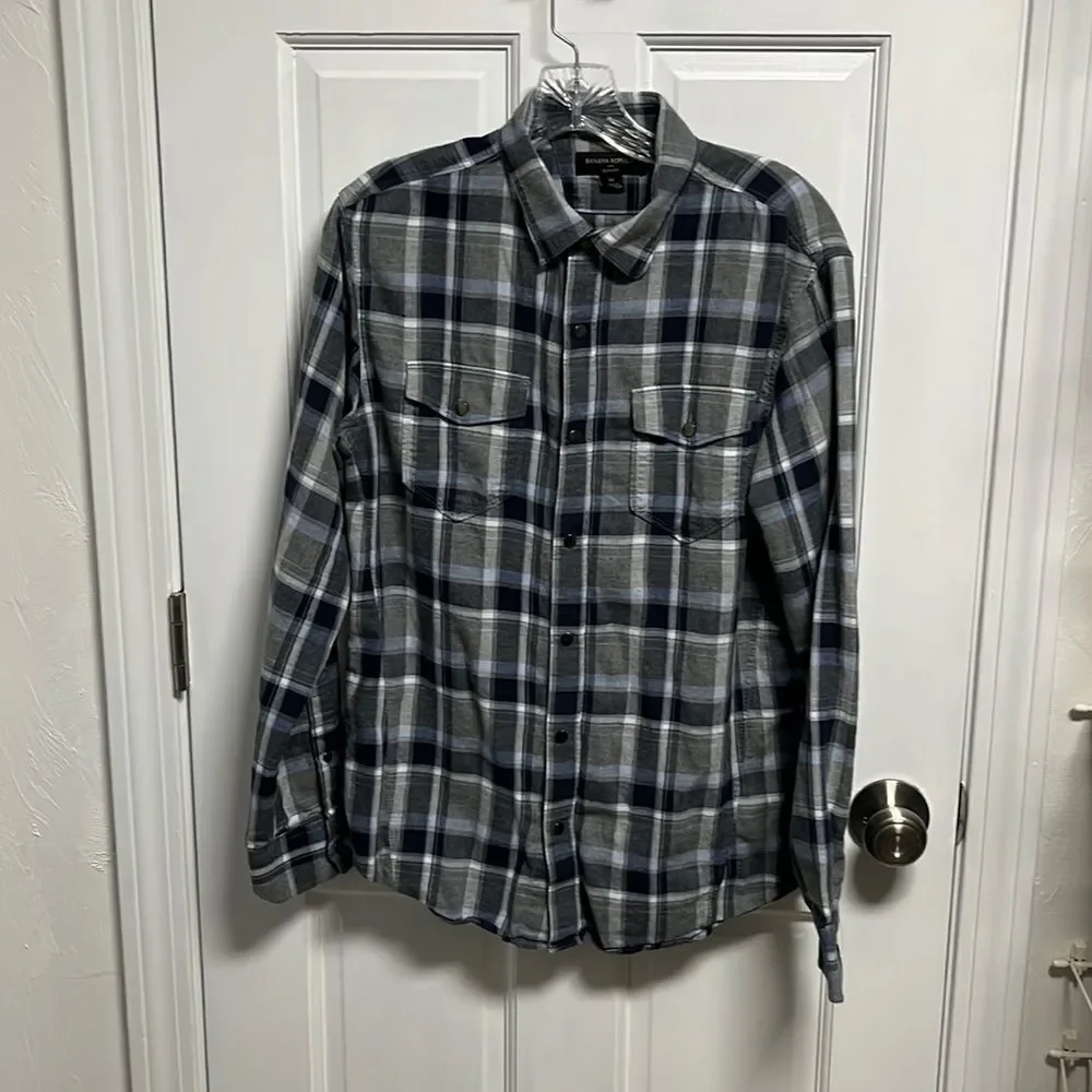 𝅺BANANA republic slim fit button down shirt size medium.